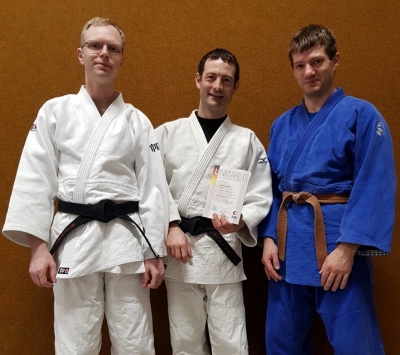Mathias Geislinger (3. Dan, Mitte) mit Prüfungspartnern Michael Vistein und Christopher Schicht